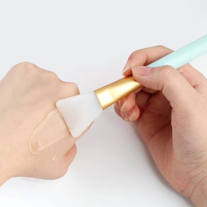 PuréLuxe™ Application Brush FREE with Purchase of 2 or More Masks